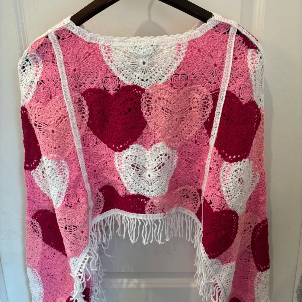 NWT House of Harlow 1960 Pink and White Heart Shrug Poncho Sweater - Picture 2 of 7